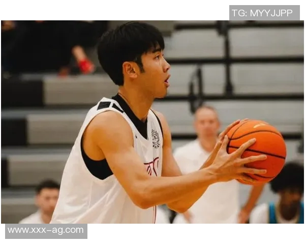 张博源分享伊利诺伊大学访校定妆照展现青春活力与篮球梦想 张博源分享伊利诺伊大学访校定妆照展现青春活力与篮球梦想