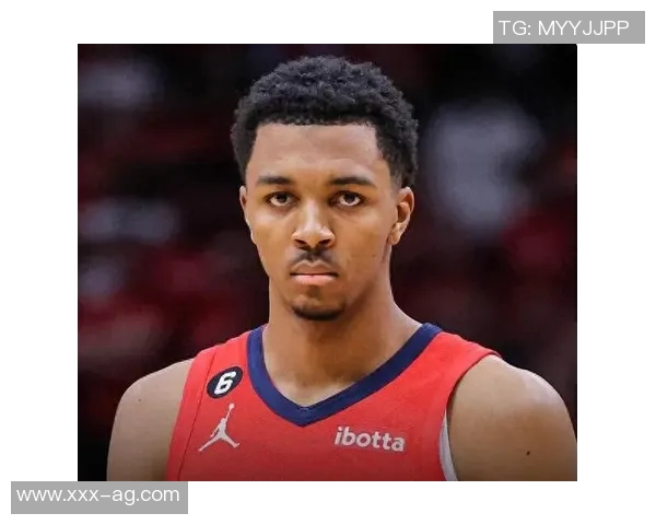 特雷墨菲22分钟内高效表现贡献18分7篮板3助攻展现出色状态 特雷墨菲22分钟内高效表现贡献18分7篮板3助攻展现出色状态